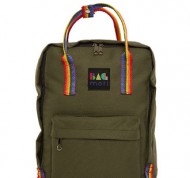 Zaino verde militare con dettagli multicolor in nylon con spallacci