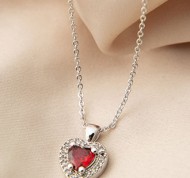 Collana con pendente con cristalli a forma di cuore