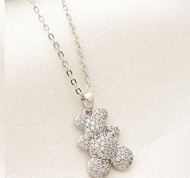 Collana con pendente con cristalli bianchi a forma di orsetto