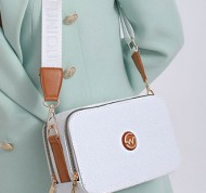 Borsa bianca con scritta ''Colours of generation'' in ecopelle con tracolla