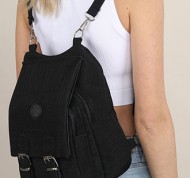 Zaino nero con patta in tessuto effetto stropicciato