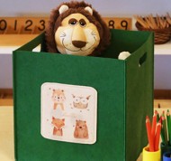 Contenitore porta giochi in feltro verde con fori per maniglie