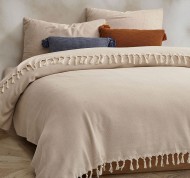 Coperta beige con nappine in misto cotone