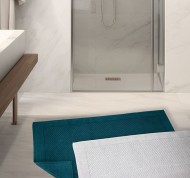 Tappeto bagno Twist bianco in spugna jaquard di puro cotone.