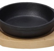 Tegame tondo in ghisa nera + sottopentola in bamboo linea Fusion Taste