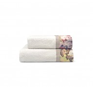 Set 2 asciugamani spugna Flora in cotone idrofilo con bordo decorativo.